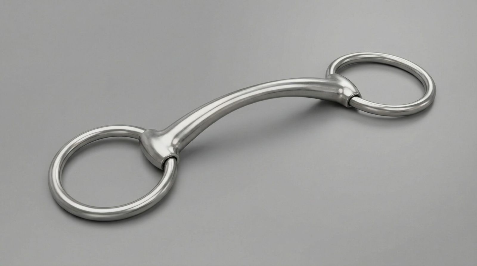 A professional curved mullen bit featuring a high-clearance stainless steel mouthpiece and independently sliding loose rings.