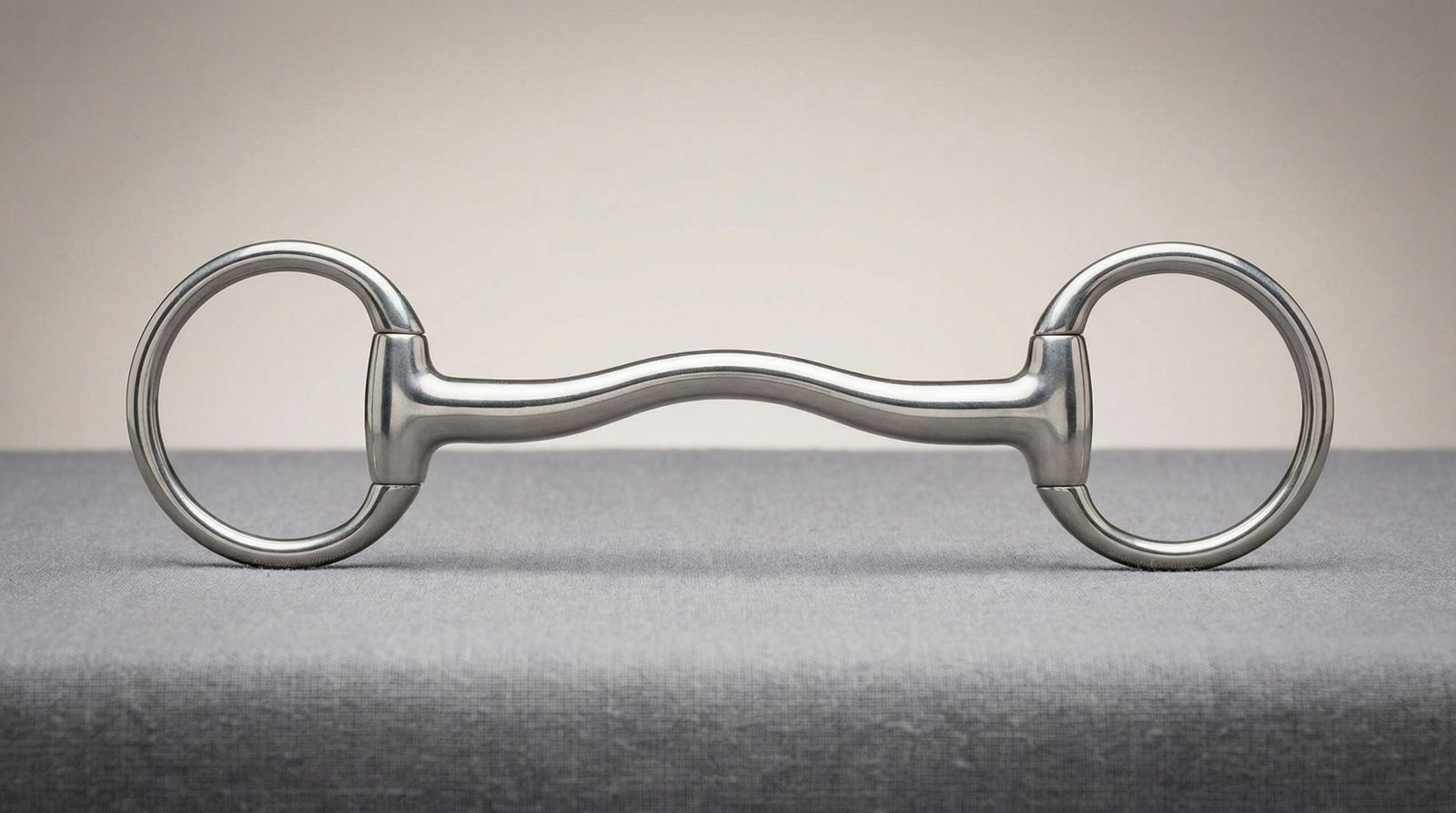 A professional Elite Mullen Eggbutt featuring a curved stainless steel mullen mouthpiece and fixed eggbutt shanks.